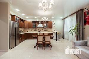 Таунхаус 260м², 3-этажный, участок 1 сот.