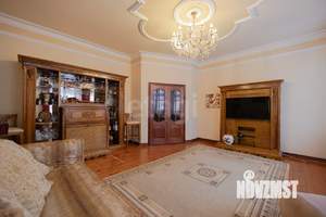 Дом 301м&sup2;, 3-этажный, участок 8 сот.  