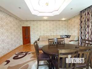 Дом 740м&sup2;, 3-этажный, участок 8 сот.  