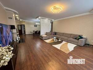 Коттедж 250м², 2-этажный, участок 10 сот.  