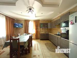 Дом 740м&sup2;, 3-этажный, участок 8 сот.  