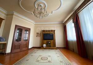 Дом 301м&sup2;, 3-этажный, участок 8 сот.  