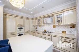 4-к квартира, вторичка, 160м2, 1/4 этаж